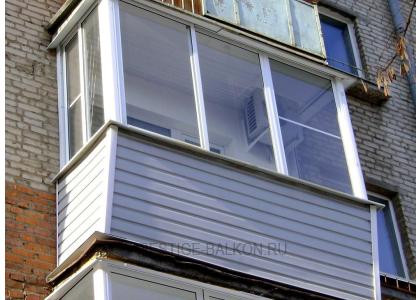 Холодное остекление алюминиевыми окнами с выносом и с внешней отделкой сайдингом в Долгопрудном