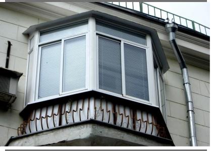 Холодное остекление балкона алюминиевыми окнами с кровлей из профлиста в Долгопрудном