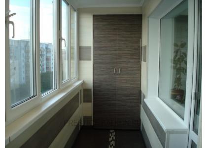 Теплое остекление балкона с утеплением и отделкой ПВХ панелями и ламинатом в Долгопрудном