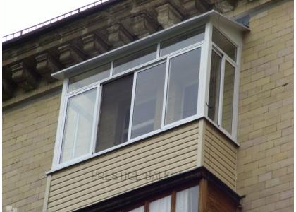 Холодное остекление балкона алюминиевыми окнами с внешней отделкой сайдингом и кровлей из профлиста в Долгопрудном