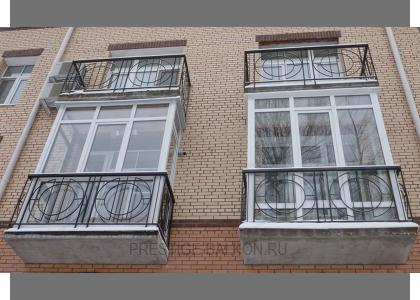 Французское остекление балкона пластиковыми окнами с фигурными ограждениями в Долгопрудном
