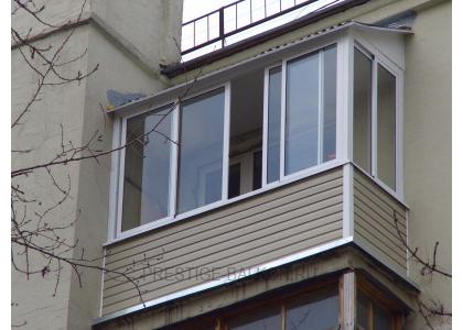 Холодное остекление балкона раздвижными окнами с выносом и крышей в Долгопрудном