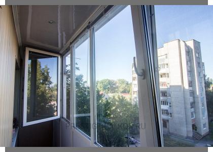 Холодное остекление алюминиевыми окнами Алютех с отделкой стен вагонкой ПВХ в Долгопрудном