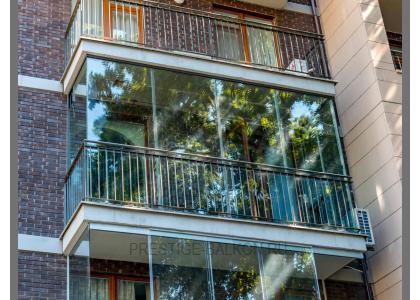 Безрамное остекление балкона с отделкой ограждений в Долгопрудном