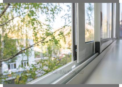 Раздвижное холодное остекление балкона с шумопонижающими отливами в Долгопрудном