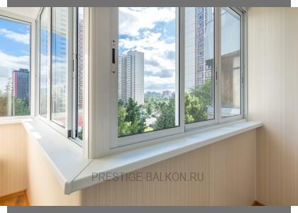 Холодное раздвижное остекление алюминиевыми окнами с отделкой стен и потолка ламинированными панели в Долгопрудном