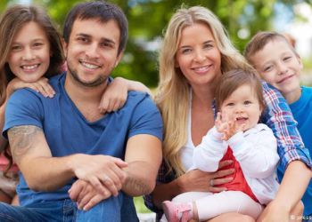 Холодное остекление балкона алюминиевыми окнами с крышей и отделкой стен и потолка вагонкой ПВХ в Долгопрудном