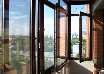 Холодное остекление балкона алюминиевыми окнами с крышей и отделкой стен и потолка вагонкой ПВХ в Долгопрудном