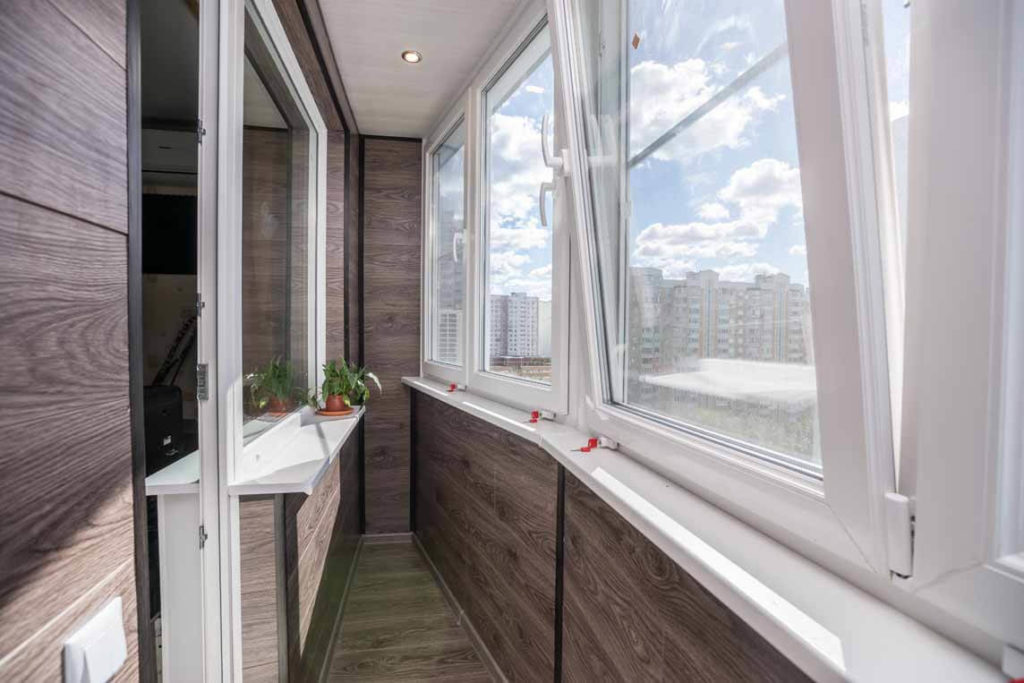 Тёплое остекление балкона профилем Rehau c отделкой ламинатом в Долгопрудном