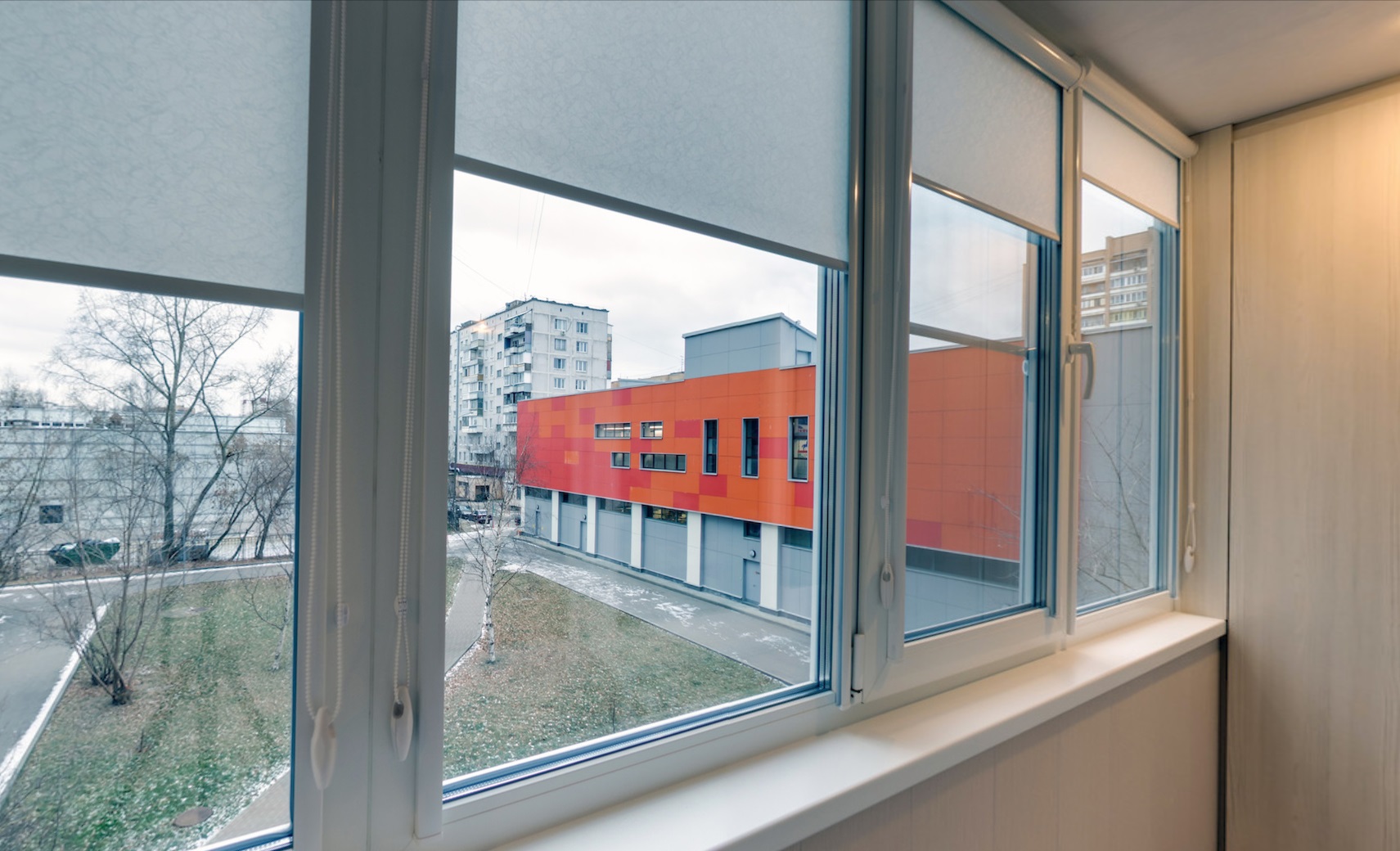 Теплое остекление балкона профилем REHAU с отделкой и выпадающими шторами в Долгопрудном