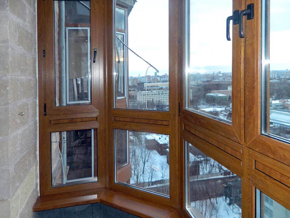 Французское остекление балкона профилем Veka с ламинированием под дерево в Долгопрудном