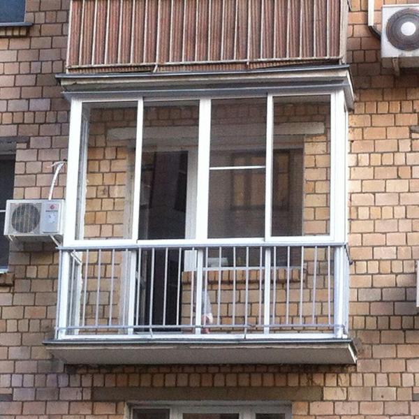 Французское остекление балкона от пола до потолка с ограждением в Долгопрудном