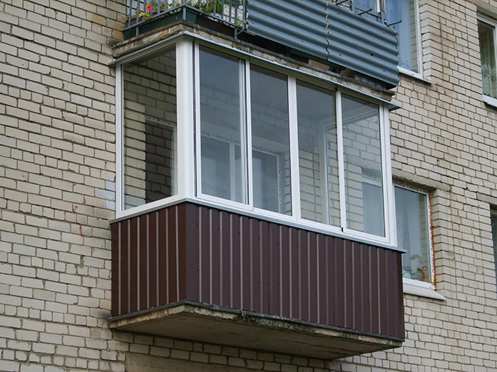 Холодное остекление балкона с внешней отделкой профилем в Долгопрудном