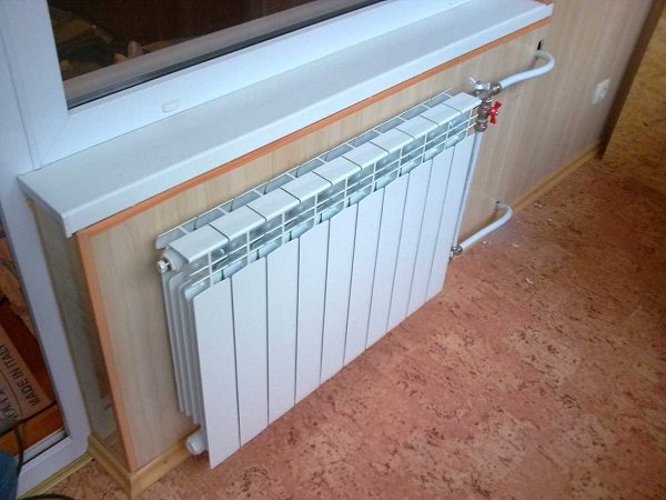 Теплое остекление балкона пластиковыми окнами и установкой масляного обогревателя в Долгопрудном
