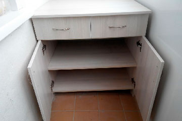 Холодное остекление балкона алюминиевыми окнами с крышей и отделкой стен и потолка вагонкой ПВХ в Долгопрудном