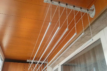 Холодное остекление балкона алюминиевыми окнами с крышей и отделкой стен и потолка вагонкой ПВХ в Долгопрудном