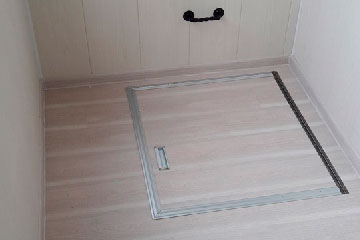 Холодное остекление балкона алюминиевыми окнами с крышей и отделкой стен и потолка вагонкой ПВХ в Долгопрудном